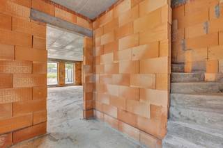 <p>Voor meer info of een bezoek, bel 053 59 49 34 - Op een toplocatie in <strong>Haaltert</strong> bevindt zich deze <strong>stijlvolle nieuwbouwwoning</strong>. De woning omvat op het gelijkvloers (80,23 m²) een ruime inkomhal met apart toilet, die toegang geeft tot de eet- en leefruimte met open keuken en aansluitende bergruimte. Daarnaast is er op het gelijkvloers ook een thuisbureau en een inpandige <strong>garage</strong> (26,53 m²) aanwezig. De eerste verdieping (55,94 m²) omvat<strong> drie ruime slaapkamers</strong>, een badkamer, een apart toilet en een linnenruimte. Via een vaste trap bereikt men de zolderverdieping (48,59 m²). <strong>Mogelijkheid tot aankoop aan 6% btw! </strong>De woning wordt momenteel casco verkocht aan € 350.000 exclusief btw en registratierechten. Wenst u de woning verder afgewerkt aan te kopen, dan kan dit aan een totaalprijs van € 430.000 exclusief btw en registratierechten. Aan deze meerprijs kunnen onder andere de elektriciteit, verwarmingsinstallatie, chapewerken en pleisterwerken volledig afgewerkt worden. Ook verdere afwerking zoals keuken, badkamer, vloeren, binnendeuren en buitenaanleg kan nog voorzien worden.</p>