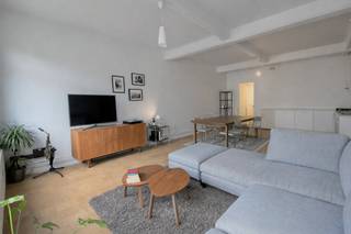<p>Dit charmante appartement van ca 70 m² bevindt zich in de Volkstraat op het Antwerpse Zuid. Het is ideaal gelegen in een karaktervol gebouw. Het Museum voor Schone Kunsten, de Marnixplaats, het Zuidpark, Nationalestraat en Scheldekaaien bevinden zich op wandelafstand. Bovendien maken tal van restaurants, trendy cafeetjes en winkels de ligging compleet.</p>
<p>Via de inkomhal komt u meteen binnen in een ruime leefruimte met aansluitend een halfopen keuken. De keuken is voorzien van een gasvuur, oven, vaatwasser en koelkast met vriesvak. De vele keukenkastjes zorgen voor de nodige opbergruimte.</p>
<p>De slaapkamer is gelegen aan de rustige achterzijde van het gebouw. Deze kan gebruikmaken van een badkamer met ligbad/douche, lavabo, toilet en aansluiting voor wasmachine en droogkast.</p>
<p>Gemeenschappelijke lasten, incl. provisie op het verbruik van water: 50 Euro per maand.<br />De nutsvoorzieningen elektriciteit en gas zijn privé op te nemen door de huurder.</p>
<p>Beschikbaar vanaf 1 maart.</p>