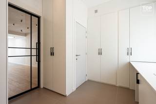Deze smaakvol gerenoveerde woning is volledig instapklaar. Via de inkomhal, die tevens dienstdoet als praktische wasruimte en vestiaire, voorzien van stijlvolle maatwerkkasten, in deze ruimte is ook een apart toilet. De lichtrijke leefruimte vormt samen met de moderne, volledig uitgeruste keuken een aangename open woonomgeving. Dankzij de directe verbinding met het terras en de verzorgde tuin geniet u hier optimaal.<br /><br />Op de eerste verdieping vindt u een ruime slaapkamer met ingebouwde kasten en een badkamer, uitgerust met een ligbad, inloopdouche, lavabo en toilet. De tweede verdieping biedt plaats aan twee volwaardige slaapkamers, die eveneens beschikken over praktische maatwerkkasten.<br /><br />Ook op vlak van energieprestaties scoort deze woning uitzonderlijk goed. Dankzij de doorgedreven renovatie en de aanwezigheid van zonnepanelen behaalt de woning een uitstekende EPC-score van A+ (-4 kWh/m² per jaar). <br /><br />Gezien de nabijheid van de E17 en een spoorweg is deze woning niet geschikt voor mensen die gevoelig zijn aan geluid. <br /><br />Woning vrij bij akte. <br /><br />Contacteer Top Vastgoed voor een bezoek op 0475 700 700.
