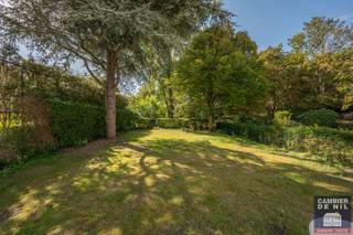 <p><strong>Disponible à partir de mai 2026 !</strong></p>
<p>Magnifique villa jumelée, récemment rénovée et non meublée, avec 5 vraies chambres et un jardin orienté plein sud, idéalement située au Zoute.<br />Emplacement calme, à proximité des commerces, de la plage et de la nature.</p>
<p><strong>Disposition :</strong></p>
<p><strong>Rez-de-chaussée :</strong> Hall d’entrée avec vestiaire et toilette invités. Cuisine entièrement équipée avec coin repas. Séjour lumineux donnant sur le jardin orienté sud avec terrasse. Garage pour une voiture ou espace pouvant servir de buanderie / local de rangement pratique.</p>
<p><strong>Premier étage :</strong> Chambre parentale avec salle de bains en suite. Deuxième et troisième chambres (à part entière) avec salle de bains partagée.<br />Quatrième chambre polyvalente (bureau, dressing supplémentaire ou chambre d’enfant). Toilette séparée.</p>
<p><strong>Deuxième étage :</strong> Deux chambres à part entière avec salle de douche partagée sur le palier de nuit, toilette séparée et espace ouvert (bureau, dressing supplémentaire ou coin TV).</p>
<p><strong>CONDITIONS DE LOCATION :</strong></p>
<ul>
<li>
<p>Cette maison ne peut être louée qu’à titre privé</p>
</li>
<li>
<p>Preuve d’un ordre permanent pour le paiement du loyer et paiement du premier mois</p>
</li>
<li>
<p>Preuve de souscription à une assurance</p>
</li>
<li>
<p>Preuve d’une garantie locative équivalente à 3 mois de loyer</p>
</li>
<li>
<p>État des lieux à frais partagés (50%-50%)</p>
</li>
<li>
<p>L’entretien du jardin est à la charge du locataire</p>
</li>
<li>
<p>En cas de taxe sur la seconde résidence, celle-ci est à charge du locataire</p>
</li>
<li>
<p>Le locataire souscrit, à son nom et à ses frais, les abonnements pour l’électricité, le gaz, l’eau et les télécommunications</p>
</li>
</ul>
<p><strong>Intéressé(e) ?</strong></p>
<p>Cette maison est un bien rare au Zoute, idéale pour ceux qui recherchent espace, lumière et confort à la côte.<br />Contactez-nous pour plus d’informations ou pour organiser une visite.</p>