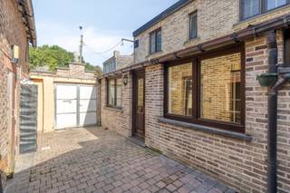 Rustig gelegen renovatiewoning met atelier en leuke tuin
Op zoek naar een woning die u volledig naar eigen smaak kunt renoveren? Deze rustig gelegen woning bevindt zich in tweede lijn en biedt heel wat potentieel dankzij de aangename tuin, het bijgebouw en het mooie uitzicht op het achterliggende groen.
De woning beschikt over ca. 95 m² bewoonbare oppervlakte en omvat op het gelijkvloers een veranda, apart toilet, keuken met ontbijthoek, salon en eetplaats. Op de eerste verdieping bevinden zich twee slaapkamers, een badkamer en een zolderruimte.
Een extra troef is het bijgebouw van ca. 34 m², ideaal als atelier, werkruimte of ruime bergplaats. Achteraan geniet u van een leuke tuin van ca. 300 m² met zicht op het omliggende groen. Dankzij de ligging in tweede lijn woont u hier bovendien bijzonder rustig.
De woning dient grondig gerenoveerd te worden en biedt daardoor de mogelijkheid om ze volledig naar eigen wensen in te richten. Te voorziene werken zijn onder meer de vernieuwing en isolatie van het dak (momenteel asbestleien), aanpassing van de elektrische installatie en plaatsing van een centrale verwarming. Momenteel wordt verwarmd via een stookoliekachel. De renovatieverplichting is van toepassing.
Interesse in deze woning met potentieel? Neem gerust contact op voor meer informatie of een bezoek via Laurens@immoaccenta.be.