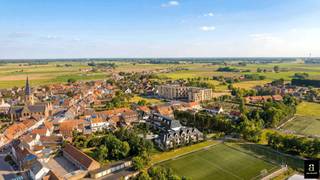 <p>Ontdek dit exclusieve nieuwbouwproject in Westkapelle Dorp. Rustig gelegen in het groen en nabij het centrum van Knokke. Hier woont u in een aangename parkomgeving, met alle voorzieningen binnen handbereik. Het project omvat 17 stijlvolle gestapelde wooneenheden, opgebouwd uit een gelijkvloerse woonunit met daarboven een ruime duplexwoning. De duplexen zijn toegankelijk via een privatieve trap en/of privatieve eigen huislift, wat zorgt voor een optimaal comfort en een gevoel van privacy. Alle woonentiteiten beschikken over ruime terrassen en/of een eigen tuin met gunstige oriëntatie. Kwaliteit en duurzaamheid staan centraal, met onder meer energiezuinige verwarming via warmtepompen (lucht-water). In totaal zijn er 18 garageboxen en 9 bovengrondse parkeerplaatsen voorzien. Mogelijkheid tot aankopen onder het gunstige 6% BTW-tarief. De start van de werken is voorzien in september 2026 en de oplevering wordt verwacht midden 2028. Een unieke opportuniteit om te wonen in alle rust, met hedendaags comfort, op een uitzonderlijke locatie in Westkapelle.</p>