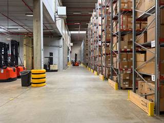 Uitstekend gelegen logistiek bedrijfsgebouw van 5.646 m² met 733 m² mezzanine beschikt over een vrije hoogte van maar liefst 10,10 meter en...