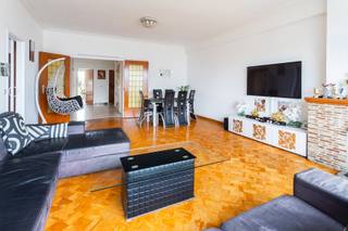 <p><strong>2 slaapkamer appartement “WITH A VIEW” met terras is gelegen op de 6de verdieping en bevindt zich op wandelafstand van het Stadspark, de Diamantwijk, openbaar vervoer en het Centraal Station. Ook winkels, trendy restaurants, het stadscentrum en scholen liggen in de onmiddellijke nabijheid.</strong></p>
<p>Het appartement biedt een prachtig vergezicht over het plein tegenover de Charlottalei. De ruime inkomhal ca. 8m² vormt het centrale punt van de woning en beschikt over een gastentoilet en vestiaire.</p>
<p>De lichte leefruimte (ca. 4,83m x 6,48m) op parketvloer geniet van veel natuurlijk licht dankzij de grote raampartijen en is voorzien van een sierhaard. Aansluitend bevindt zich de moderne, ingerichte keuken (ca. 5,60m x 1,74m) met toestellen en opbergkasten.</p>
<p>Achteraan het gebouw liggen de twee slaapkamers: de hoofdslaapkamer (ca. 3,58m x 4,31m) en de tweede slaapkamer (2,87m x 4,15m). Beide kamers bieden toegang tot het zuid-oost georiënteerde terras (ca. 8 m²), waar het aangenaam vertoeven is.</p>
<p>De badkamer (ca. 2,30m x 2,10m) is uitgerust met een douche in ligbad, een dubbele wastafel en aansluitingen voor wasmachine en droogkast.</p>
<p>Tot slot beschikt het appartement over een privatieve kelderberging.<br /><br /></p>
<span><strong>BIJZONDERHEDEN: </strong></span><br />* Gelegen op centrale locatie te Antwerpen centrum, nabij het Stadspark <br />* Dubbele beglazing in PVC-frame, EPC 159kWh/m²<br />* Mobi-score 9,6<br />* Lift in het gebouw en conform, dak voorzien van isolatie, leidingen reeds vernieuwd<br />* AO: € 411 provisie voor verwarming, water en algemeen onderhoud gemene delen.