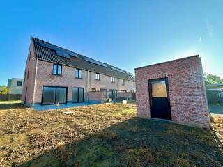 Deze fantastisch mooie nieuwbouwwoning in pastorijstijl heeft een enorm goede ligging te Oosteeklo, in een heel rustige en kleinschalig woonwijk...