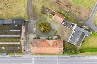 Zowel Waarschoot als Zomergem is op enkele minuten rijden. Winkels en vrije tijd zijn dus vlakbij.Met een totale perceelsoppervlakte van 4.394 m²...