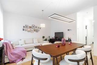 <p><span>Victor Roosensplein 31 (1e verd.) - Merksem</span></p><p><span> </span></p><p><span>Instapklaar appartement (70 m²) met 2 slaapkamers en 2 terrassen in Merksem.</span></p><p><span> </span></p><p><span>Wonen met een open zicht én alles binnen handbereik? Dankzij de ligging aan het Victor Roosensplein geniet je hier van een open uitzicht, terwijl de nabijgelegen Bredabaan je voorziet van alles wat je nodig hebt. Openbaar vervoer, winkels, supermarkten, velo-stations en tal van andere voorzieningen bevinden zich vlakbij. Ook met de wagen zit je goed: de snelweg bereik je in slechts enkele minuten.</span></p><p><span> </span></p><p><span>Het volledige gebouw, bestaande uit zes appartementen, werd in 2025 grondig gerenoveerd met bijzondere aandacht voor een kwalitatieve en verzorgde afwerking. Zo werd het dak geïsoleerd, de elektrische installatie vernieuwd en werden nieuwe ramen geplaatst. Ook het appartement zelf werd volledig onder handen genomen. Met een gunstige EPC-score B geniet je bovendien van een energiezuinige woonst.</span></p><p><span> </span></p><p><span>Je komt binnen in de hal en meteen links bevindt zich de leefruimte met open, volledig ingerichte keuken, goed voor een totale oppervlakte van zo</span><span>’</span><span>n 23 m². Wanneer je verder doorloopt naar achteren kom je links als eerste een aparte berging en vervolgens een eerste slaapkamer (8 m²) voorbij, die toegang biedt tot een eerste terras (5 m²) met zuid-oost-oriëntatie. Vervolgens bereik je aan je rechterkant de apart wc en de badkamer (4 m²) met inloopdouche, handdoekdroger en lavabomeubel. Helemaal achteraan bevindt zich de tweede slaapkamer (10 m²), die toegang biedt tot het tweede terras (3 m²). </span></p><p><span> </span></p><p><span>Volledig gerenoveerd, twee slaapkamers én twee terrassen: hier hoef je alleen nog je meubels neer te zetten. Kom jij binnenkort een kijkje nemen?</span></p><p><span> </span></p><p><span>Bewoonbare opp. 70 m² ref.: bruto vloeropp. EPC. Voor meer info of een gratis schatting surf naar www.hansimmo.be</span></p><p><span> </span></p>