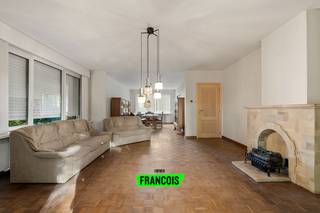 In een rustige doodlopende straat, op wandelafstand van het centrum van Brugge, bevindt zich deze alleenstaande woning met ruime tuin. Een groene...