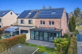 Een energiezuinige ( EPC: A met 20 zonnepanelen), ruime driegevelwoning (ca. 218m²) met veel lichtinval en oa. ruime leefruimte, 4 ruime slaapkamers + 2 badkamers. Gelegen in een residentiele wijk te Lembeek.<br /><br />Op het gelijkvloers: inkomhal met toilet, living-eetkamer met een open volledig ingerichte keuken en veranda (samen 77.10m²), berging (8,00m²);<br />Op de eerste verdieping: nachthal, 3 ruime slaapkamers (10,10m² / 12,30m² / 17.70m² met dressing), badkamer (inloopdouche, lavabo’s met meubel), toilet;<br />Op de tweede verdieping: slaapkamer 4 + douchekamer (43.50m²);<br />Verder: kelder,s oprit voor 2 auto’s, aangelegd terras en tuin.<br /><br />Buitenschrijnwerk PVC dubbel glas - Centrale verwarming met condentatieketel op aardgas + airco<br />EPC: 74 kWh/m² (label: A) - UC: - K.I. : 1.097 EUR<br />Nutsvoorzieningen: regenwaterput (5000l) aangesloten op wc’s en wasmachine + 20 zonnepanelen<br />Bouwjaar: 2006<br /><br />Stedenbouwkundige inlichtingen aangevraagd.
