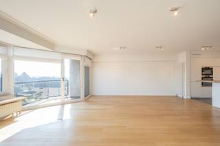 Res. Raymond.<br />Zuidgericht appartement gelegen op Kustlaan, genietend van bijzonder mooi open zicht over de villa's en villaresidenties van Het Zoute, vlakbij Het Albertplein.<br />Dit instpaklaar appartement omvat een zeer ruime woonkamer met mooie gevelbreedte en terras, genietend van zeer aangenaam open zichten richting Dominicanenkerkje.<br />Open keuken vernieuwde keuken met alle comfort. Twee ruime slaapkamers, elke voorzien van ingemaakte kasten. Slaapkamer met bijhorende badkamer, omvattende ligbad, dubbele lavabo en toilet. De tweede slaapkamer heeft een eigen bijhorende douchekamer, met toilet, douche en lavabo. Grote privatieve kelder op het niveau -1, voorzien van aansluiting voor wasmachine. Mogelijkheid tot aankopen gesloten garagebox in de korte nabijheid. <br />Ref. A703