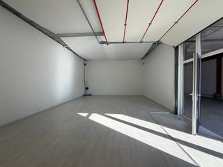 Gelegen binnen een beveiligd en vlot bereikbaar geheel, biedt dit onafhankelijk depot een totale oppervlakte van ongeveer 270 m² en een functionele ruimte die perfect geschikt is voor opslag of lichte logistieke activiteiten.<br /><br />Het gebouw beschikt over een gemakkelijke toegang en een eenvoudige indeling waardoor de ruimtes onmiddellijk en efficiënt kunnen worden benut.<br /><br />Indeling van de ruimtes:<br />✅ Kantoor: 49 m²<br />✅ Depot 1: 73 m²<br />✅ Depot 2: 60 m²<br />✅ SAS 1: 35 m²<br />✅ SAS 2: 43 m²<br /><br />Een ideale oplossing voor een zelfstandige of kleine onderneming die op zoek is naar een flexibele en toegankelijke opslagruimte.<br /><br />📞 Meer informatie via +32 493 43 59 31 en bezoek op aanvraag