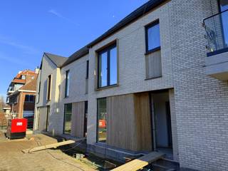 In het mooie Harelbeke wordt momenteel een nieuw project ontwikkeld met 3 moderne en ruime woningen. Deze woning biedt alle comfort en ruimte die je nodig hebt, voorzien van 3 slaapkamers, bewoonbaar oppervlak van 165m² en een perceel van 180 m2. <br /><br />Voorzien van alle moderne voorzieningen (Warmtepomp) en hebben een strakke en eigentijdse uitstraling. De grote ramen zorgen voor veel natuurlijk lichtinval en een prachtig uitzicht op de omgeving. De leuke tuin biedt de mogelijkheid om heerlijk buiten te genieten en te ontspannen.<br /><br />Het project is gelegen in een rustige en groene omgeving, maar toch dichtbij alle voorzieningen zoals winkels, scholen en openbaar vervoer. Daarnaast zijn er ook voldoende recreatiemogelijkheden (de Gavers, de Leieboorden) in de buurt, zoals wandel- en fietspaden.<br /><br />Kortom, deze woningen in Harelbeke bieden de perfecte combinatie van comfort, ruimte en een mooie omgeving. Ideaal voor wie op zoek is naar een moderne en ruime woning in een groene omgeving.<br /><br />Benieuwd naar meer, bel ons voor alle details over dit project.<br />Onze Ref.DEV5119