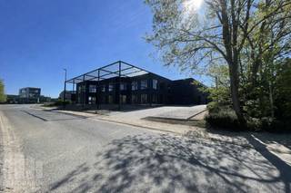 Kwalitatief en lichtrijk <strong>kantoor </strong>van 323 m² met 324 m² <strong>opslagruimte</strong> te huur op een uitstekende locatie nabij de R0 in Wemmel. Deze instapklare kantoorruimte bestaat uit 323 m² op de eerste verdieping, en werd recent gerenoveerd met oog voor comfort en duurzaamheid. Dankzij de nabijheid van de R0 en de E40 is het kantoor vlot bereikbaar, wat het ideaal maakt voor bedrijven die belang hechten aan bereikbaarheid voor zowel medewerkers als klanten.<br /><br />Het gebouw waarvan dit kantoor deel uitmaakt biedt in totaal 1.600 m² aan kantoorruimte en 900 m² magazijnruimte, met maar liefst 36 parkeerplaatsen en 16 laadpunten voor elektrische voertuigen. Duurzaamheid staat centraal in dit project: er worden geen fossiele brandstoffen gebruikt, het gebouw is uitgerust met slimme LED-verlichting, een warmtepomp/VRF-systeem en een ventilatiesysteem met warmteterugwinning. Bovendien zorgen thermische isolatie en zonwerende beglazing voor een aangenaam binnenklimaat, terwijl meer dan 350 zonnepanelen op het dak bijdragen aan een aanzienlijke energiebesparing.<br /><br />Het resultaat is een primaire energiebesparing van 65% en een CO₂-reductie van 80%, wat dit gebouw niet alleen toekomstgericht, maar ook aantrekkelijk maakt voor bedrijven met een duurzaamheidsvisie. Met een BREEAM-score van 60% voldoet het gebouw aan de criteria voor een “Good” certificaat. Dit gerenoveerde kantoor biedt een groene, aangename en inspirerende werkomgeving waar medewerkers zich elke dag thuis voelen.<br /><br />Voor bijkomende inlichtingen, plannen of een plaatsbezoek kan u contact opnemen met <strong>PANORAMA B2B</strong> op het nummer <strong>0477 09 00 09.</strong>