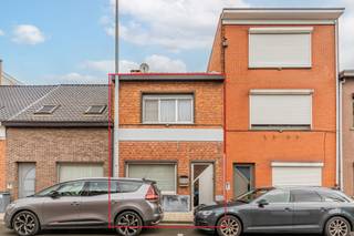 <p><strong>Ligging</strong><br />Centraal en toch rustig gelegen in het hart van Turnhout, vlak bij de Nieuwe Kaai. Winkels, scholen, openbaar vervoer, het station en de E34 bevinden zich op korte afstand.</p>
<p><strong>Omschrijving</strong><br />Deze gezellige en goed onderhouden stadswoning bevindt zich in het centrum van Turnhout, in een aangename en rustige straat. De woning beschikt over een EPC-score D, waardoor er geen renovatieverplichting van toepassing is.</p>
<p>Op het gelijkvloers vindt u een inkomhal met toegang tot een ruime en lichtrijke leefruimte met een eetplaats, volledig geïnstalleerde keuken en een gezellige zithoek. De badkamer bevindt zich achteraan op het gelijkvloers en is uitgerust met een toilet, badkamermeubel en een bad met douchefunctie. Verder een wasplaats en toegang tot de gezellige binnenkoer.</p>
<p>De eerste verdieping telt twee volwaardige slaapkamers. Via één van deze kamers bereikt u de 3de polyvalente kamer, ideaal als extra opbergruimte, speelkamer, home-office.</p>
<p>Parkeren kan vlot in de onmiddellijke omgeving van de woning. <br />(Er bestaat de mogelijkheid om het huurcontract van de garagebox over te nemen)</p>
<p>Een ideale starterswoning!</p>