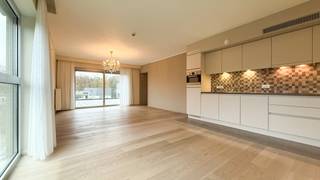 Bij ImmoFusion 7/7 “open huis” : klik op onze 3D-TOUR.<br /><br />Op een rustige en aangename locatie in de Vrunstraat te Heusden-Zolder bevindt zich deze mooie serviceflat, waar modern wooncomfort en zorgeloze zelfstandigheid harmonieus samenkomen. Het appartement maakt deel uit van een kwaliteitsvolle woonomgeving waar u volop geniet van privacy, terwijl ondersteuning steeds dichtbij is wanneer dat nodig is.<br /><br />De leefruimte is warm en uitnodigend afgewerkt met een mooie parketvloer en sluit naadloos aan op de open keuken. Deze is volledig uitgerust met een afwasmachine, inductiekookplaat, microgolfoven en ingebouwde koelkast, wat zorgt voor maximaal gebruiksgemak in het dagelijks leven.<br /><br />Vanuit de leefruimte heeft u toegang tot het ruime terras, een ideale plek om te ontspannen en te genieten van lange zomeravonden.<br />Deze woning is anderzijds een ideaal investeringspand. Het wordt momenteel verhuurd voor 1100 euro per maand!<br /><br />Pluspunten:<br />- ideaal pand als investering<br />- Moderne afwerking met parket in de leefruimte<br />- Volledig uitgeruste open keuken<br />- Groot terras, toegankelijk vanuit leefruimte en slaapkamer<br />- Ruime slaapkamer met veel lichtinval<br />- Praktische en veilige badkamer<br />- Tweede slaapkamer en ruime wasruimte<br />- Vlotte, toegankelijke indeling<br />- Comfortabel wonen met ondersteuning dichtbij<br />- Aangename woonomgeving met respect voor privacy<br /><br />Maatregelen opgenomen in het Maatregelenregister: nee<br /><br />Voor een bezichtiging ter plaatse of meer info, bel ons op 078/78.78.70, of kom gewoon binnen op ons kantoor, steeds welkom!