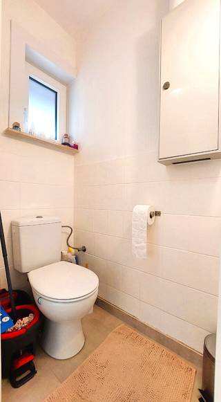 Dit gezellig duplex appartement is centraal gelegen in de Vuurtorenwijk van Oostende.<br />Op wandelafstand van bus en tram, zee en strand.<br /><br />Gelegen op de eerste verdieping van het gebouw en het werd recent vernieuwd<br />( Ramen en velux - chauffage, vloer en badkamer ) <br /><br />Oppervlakte van 73m² <br /><br />Voorzien met inkomhal en apart toilet.<br />Gezellige woonkamer en nieuwe ingerichte keuken.<br />Een berging onder de trap die voorzien is naar de kamers.<br /><br />Op de verdieping boven 2 slaapkamers en nieuwe badkamer met lavabomeubel,<br />ligbad combi douche en plaats voor wasmachine en droogkast.<br /><br />Huurprijs: 780  euro per maand + 20 euro algemene lasten.<br />Ideaal voor alleenstaande, koppel of gezin met 1 kindje.<br /><br />Beschikbaar vanaf 1 juli 2026.<br /><br />Bezoeken mogelijk op afspraak op vaste bezoekdagen met kantoor. <br /><br /><br /> 