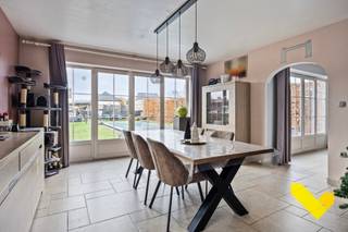 Deze vrijstaande woning gelegen in een kindvriendelijke straat te Balen Wezel omvat volgende troeven wat het zeker de moeite waard maakt om...