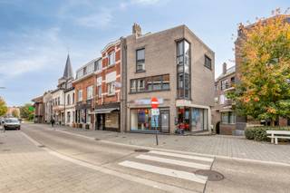 Centrally located in the heart of Dilbeek, this interesting investment property is located at Verheydenstraat 20B. The property consists of a commercial ground floor with an adjoining meeting room and a spacious duplex apartment, making it a particularly attractive investment for those looking for a combination of stable returns and real estate with potential.
The commercial ground floor, which currently houses a travel agency, offers an open and light-filled retail space with an adjoining kitchen and bathroom facilities. The basement also features a spacious meeting room, ideal for professional gatherings or additional commercial activities. Thanks to its prominent location and easy accessibility, this commercial space enjoys excellent visibility.
The duplex apartment extends over the first and second floors. The first floor comprises a cozy, open-plan living area with a fully equipped kitchen and access to a sunny terrace, as well as a separate toilet. On the second floor, there is a spacious bathroom, two full bedrooms, and an additional toilet. This makes the apartment ideal for residents who love space and comfort in a vibrant environment.
In short, this property combines living and working in an excellent location in Dilbeek and offers a good rental return. An ideal opportunity for investors looking for a stable investment property with commercial and residential assets.
More info of a visit: Michael@immoaccenta.be