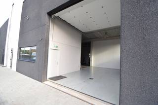 KMO-unit/ magazijn van 200 m² + kantoorruimte met sanitair en 3 autostaanplaatsen. Het magazijn is geïsoleerd en is voorzien van een...