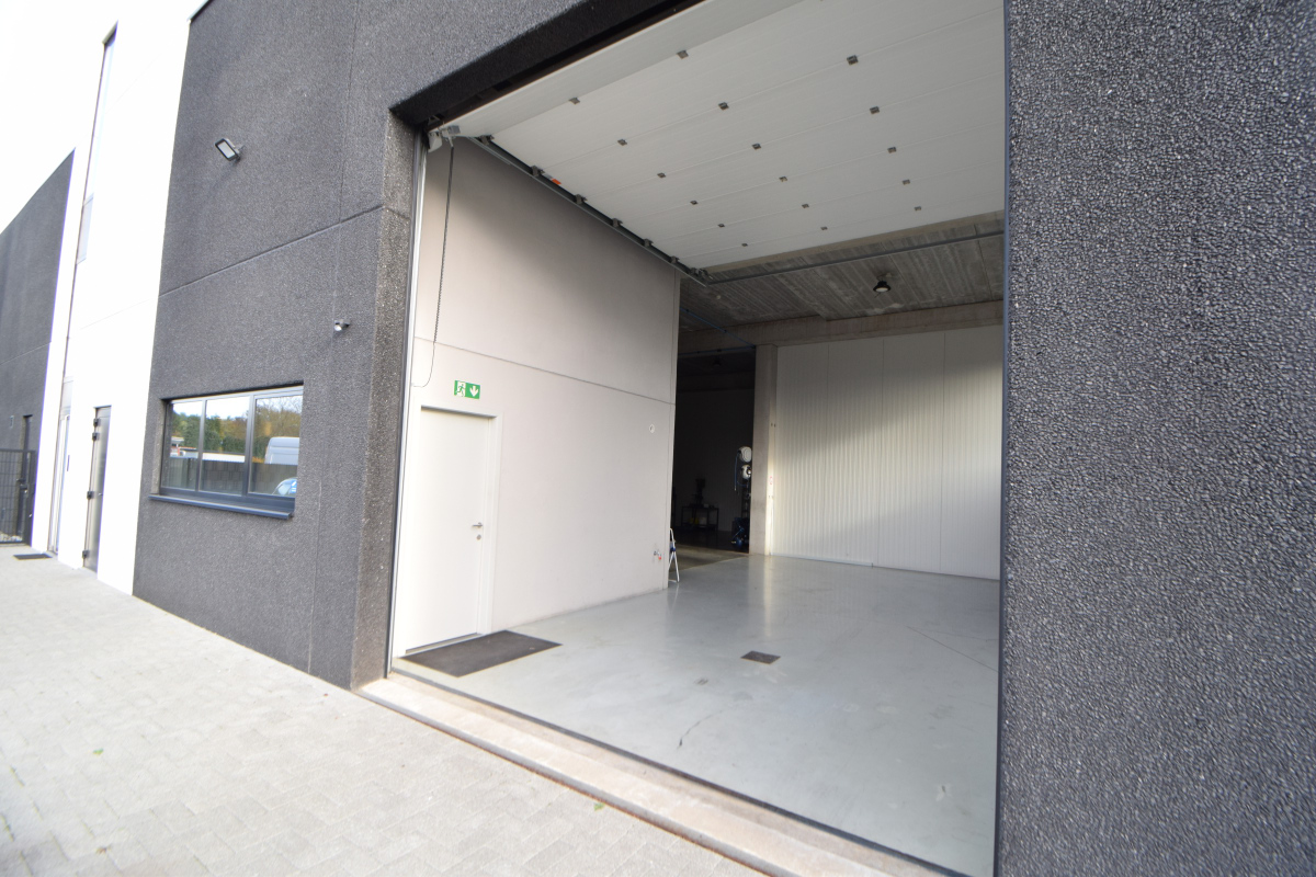 KMO-unit/ magazijn van 200 m² + kantoorruimte met sanitair en 3 autostaanplaatsen.   - foto 2