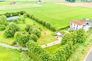 UNIEK aan de SCHELDE gelegen PRACHTIG LANDHUIS op 6387m2. 
Charmante TOEGANGSWEG en aangelegde parking, omringd door GROEN en genietend van alle RUST, gelegen aan de Schelde met toegang tot het Jaagpad, 

ENERGETISCHE TOTAALRENOVATIE (EPC 65!) op een topligging, zijn slechts enkele troeven van deze unieke eigendom. 

Momenteel goeddraaiende B&amp;B, tevens ideaal voor grote gezinnen of mensen op zoek naar rust en ruimte. 
Overname handelsfonds en B&amp;B: €150.000. 

INDELING: de B&amp;B bestaat uit 3 LUXE-KAMERS (waarvan 1 studio) met elk een eigen mooi ingerichte badkamer, LUXE-KEUKEN met EILAND en extra ontbijthoek, prachtige TUINKAMER uitgevend op een terras en met zicht op groen. 
PRIVE: gezellige leefruimte met inbouwcassette, bureau/muziekkamer, badkamer, berging, en op het verdiep 2 slaapkamers en zolder. Handige GARAGE/TUINBERGING, extra berging, kelder. 

MOOI AANGELEGDE TUIN, weide, ZONNEPANELENPARK.