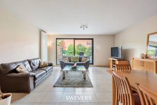 Voor meer info en foto’s, surf naar www.swevers.be – Instapklaar gelijkvloers appartement met 2 slaapkamers, private tuin en terras op een topligging nabij het centrum van Hasselt. Met een bewoonbare oppervlakte van 97 m² biedt dit verzorgd appartement uit 2007 een praktische indeling en alle comfort voor eigen bewoning of als investering. De lichtrijke leefruimte van 30 m² sluit naadloos aan op de ruime keuken van 16 m². Verder beschikt het appartement over twee slaapkamers van 9 m² en 10 m², een badkamer met ligbad en lavabo, een apart toilet en een handige berging. Buiten geniet u van een westgericht terras van 25 m² met aansluitende private tuin, ideaal om later op de dag van de zon te genieten. Extra troeven zijn de ondergrondse staanplaats, een kelderberging van 6 m², lift, videofoon en rolluiken. De ligging is bijzonder centraal, met openbaar vervoer op 80 meter, winkels op 100 meter, scholen op 250 meter, het stadspark op 400 meter en restaurants op 500 meter. Ook de op- en afritten van de snelweg liggen op slechts 2,7 kilometer. Een ruim, goed onderhouden appartement dat comfort, buitenruimte en een uitstekende bereikbaarheid combineert. Voor meer informatie, bel 011 255 155. Bron bewoonbare oppervlakte: EPC – verslag.