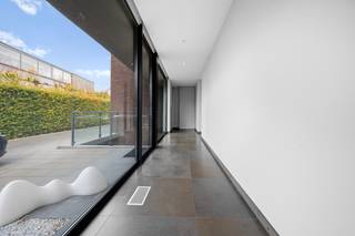 Deze exclusieve villa biedt de perfecte combinatie van strakke architectuur, luxe en comfort. De open leefruimte met panoramische ramen biedt...