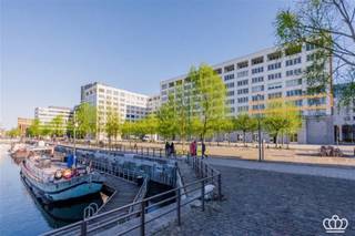 <p><span>Exclusief appartement gelegen in het “Koninklijk Entrepot” op het Eilandje met een adembenemend panoramisch uitzicht op de jachthaven “Willemdok’ en het MAS. </span></p><p><span>Het ruime appartement van ca. 300 m² kenmerkt zich door zijn unieke ontwerp, de vele raampartijen en hedendaagse technieken en omvat o.a. 4 slaapkamers en 2 badkamers. </span></p><p><span> </span></p><p><span>Het appartement bevindt zich op de derde verdieping. </span></p><p><span>Inkomhal met vestiaire en gastentoilet. Deze hal geeft toegang tot een ruime slaapkamer. Vervolgens leidt de hal naar de indrukwekkende en lichte leefruimte, die een oppervlakte heeft van ca 145 m².</span></p><p><span>De grote raampartijen overspoelen de ruimte met natuurlijk licht en geven een panoramisch uitzicht.</span></p><p><span>Aan de linkerzijde van de leefruimte bevindt zich een eetruimte, grenzend aan een luxe ingerichte Bulthaup-keuken. </span></p><p><span>Achter de keuken bevinden zich twee extra slaapkamers of kantoorruimtes, evenals een badkamer die ook dienst doet als wasplaats, uitgerust met een douche, wastafel en voorzieningen voor een extra toilet. </span></p><p><span>Verder nog een extra bergruimte.</span></p><p><span>Aan de andere zijde van de leefruimte bevindt zich de masterbedroom, bestaande uit een slaapkamer, een dressing met ingebouwde kasten en een luxueuze badkamer met inloopdouche, ligbad, dubbele wastafel en apart toilet.</span></p><p><span> </span></p><p><span>Bijzonderheden:</span></p><p><span>- Initieel waren het twee appartementen dewelke zijn samengevoegd tot 1 groot appartement - Oorspronkelijk was er een inpandig terras voorzien, het is mogelijk om dit alsnog te realiseren. </span></p><p><span>- Mogelijkheid tot aankopen van een aparte autostaanplaats voor €50.000.</span></p><p><span>- Incl. ruime berging.</span></p><p><span>- Het appartement is uitgerust met airco en moderne voorzieningen zoals videofonie, alarmsysteem en een extra beveiligde inkomdeur.</span></p><p><span>- Gelegen op een rustige locatie in hartje Antwerpen, op loopafstand van gezellige restaurants, cafés en winkels. </span></p><p><span>- De locatie biedt gemakkelijke toegang tot belangrijke invalswegen.</span></p><p><span>- Een appartement op een toplocatie die aan alle moderne wensen voldoet.</span></p><p><span> </span></p>
