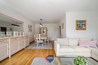 Ontdek dit lichtrijke appartement met 2 slaapkamers, gelegen op de derde verdieping van residentie Seagull in het bruisende centrum van Oostende. Dankzij de uitstekende ligging geniet u hier van een vlotte bereikbaarheid en bevinden winkels, restaurants, openbaar vervoer en het strand zich op wandelafstand. Bovendien biedt het appartement een aangenaam zicht op het park, wat zorgt voor een extra gevoel van rust en openheid midden in de stad. De ruime leefruimte geniet van veel natuurlijke lichtinval, de functionele keuken sluit mooi aan op de leefruimte en biedt alle comfort voor dagelijks gebruik. Verder beschikt het appartement over twee volwaardige slaapkamers en een praktische badkamer. Extra troeven zijn de aanwezige kelderberging, ideaal voor extra opslagruimte, en de mogelijkheid om optioneel een garage aan te kopen in de nabijheid van het gebouw, wat een absolute meerwaarde is in het centrum van Oostende. Bent u op zoek naar een centraal gelegen appartement met parkzicht? Contacteer ons vandaag nog voor meer informatie of een bezoek ter plaatse.