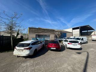 Op een strategische locatie aan de Europalaan 26 in Deinze bevindt zich dit polyvalent bedrijfsgebouw met een totale oppervlakte van 600 m², bestaande uit 240 m² kantoren en 360 m² magazijnruimte, aangevuld met ruime parkeermogelijkheden en opties voor buitenopslag.<br /><br />Het gebouw is vlot bereikbaar via de E17 en de Kortrijksesteenweg, op slechts 3 km van het centrum van Deinze.<br /><br />De magazijnruimte is uitgerust met twee sectionaalpoorten, meerdere lichtstraten voor natuurlijke lichtinval, verlichting, aerothermische verwarming en aansluitpunten voor elektriciteit. Alle nutsvoorzieningen zijn aanwezig tot in het gebouw.<br /><br />De kantoorruimte biedt een aangename werkomgeving met een inkomhal, twee grote landscape burelen, twee aparte kantoren of vergaderruimtes, een sociale ruimte, een kitchenette en sanitair.<br /><br />Beschikbaar vanaf januari 2026 .<br />Huurprijs excl. privatieve kosten en onroerende voorheffing.<br /><br />Een ideale locatie voor bedrijven die nood hebben aan een combinatie van kwalitatieve kantoorruimte en praktische magazijninfrastructuur.