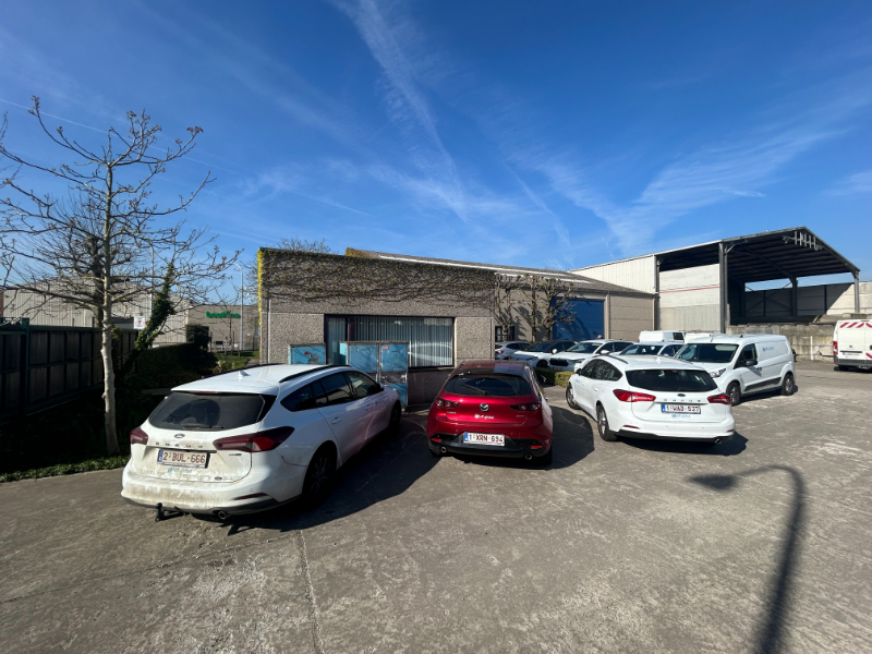 Functioneel bedrijfsgebouw voorzien van kantoor- en magazijnruimte met buitenopslag - foto 1