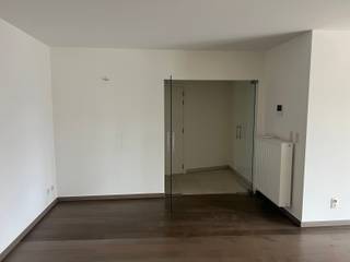 Ruim en lichtrijk appartement te huur met topligging in het centrum van Dendermonde, recht tegenover de Grote Markt. De grote leefruimte biedt...