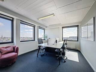 Vous recherchez un espace de bureau ou un bureau flexible ? Ces espaces à louer sont situés au 8ème étage de l'adresse suivante : Franklin...