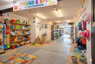 Ben je op zoek naar de perfecte plek voor jouw tijdelijke concept, seizoensgebonden shop of exclusieve productlancering? Grijp je kans in dit moderne handelspand van 94 m², gelegen op een absolute toplocatie aan de Zeedijk van Middelkerke. Dankzij de constante passage en het iconische uitzicht is succes hier gegarandeerd.Waarom dit de ideale pop-up locatie is:Topligging: Directe visibiliteit aan de drukke wandelpromenade met een ononderbroken stroom passanten.Instapklaar comfort: Het pand (bouwjaar 2006) is modern afgewerkt en beschikt over airconditioning en elektrische verwarming. Ideaal voor zowel een zomerse beachshop als een gezellige winterconcept.Volledige Faciliteiten: Voorzien van een uitgeruste keuken, toilet en zelfs een douche.Extra Ruimte: Een ruime kelder van 29 m² biedt alle nodige opslagcapaciteit voor je voorraad.Of je nu droomt van een trendy kledingboetiek, een artistieke galerij, een hippe take-away of een tijdelijk kantoor met zicht op de golven: de indeling leent zich voor uiteenlopende doeleinden. Voor horeca-initiatieven is er bovendien de mogelijkheid om in de kelder een extra sanitair blok in te richten.Neem vandaag nog contact op!