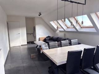 <p>Duplex appartement TE HUUR op de 2de verdieping in Leupegem.</p><p>Ben je op zoek naar een appartement nabij het centrum van Oudenaarde?</p><p>Dit instapklaar appartement biedt alles wat je nodig hebt.<br />Indeling : inkomhal ,leefruimte , open keuken , bergruimte, badkamer + aansluitend toilet, berging en 2 slaapkamers. Via de leefruimte heeft u toegang tot het terras. <br />Vlot bereikbaar met de fiets, auto of het openbaar vervoer (vlakbij busverbindingen en op enkele minuten van centrum Oudenaarde).<br />Winkels en scholen bevinden zich op korte afstand.</p><p>€30/mnd gemeenschappelijke lasten</p><p>Interesse?<br />vraag uw bezoek aan via onze website www.immodhondt.be </p>