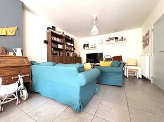 <p><span>Gezellig en ruim gerenoveerd appartement op 1ste verdieping op wandelafstand (5 min.) van centrum Dendermonde</span></p><p><span>Op zoek naar een instapklaar appartement op een toplocatie? Dit ruime, gerenoveerde appartement bevindt zich op de eerste verdieping van een rustige, kleinschalige residentie (zonder lift).</span></p><p><span>De ligging is een absolute troef: op slechts 500 meter van het station, 500 meter van het centrum van Dendermonde en midden in Sint-Gillis. Winkels, scholen, openbaar vervoer en andere voorzieningen bevinden zich op wandelafstand.</span></p><p><span>Het appartement beschikt over een inkomhal, een lichtrijke en ruime woonkamer met een ingerichte open keuken, een nachthal, een grote berging/wasplaats, twee volwaardige slaapkamers, een badkamer met douche, een apart toilet en een aangenaam terras.</span></p><p><span>Beschikbaar vanaf 1</span><span> </span><span>oktober 2026.</span></p><p><span>Er zijn geen bijkomende maandelijkse gemeenschappelijke kosten.</span></p><p><span>Interesse? Neem gerust contact op via 052/55 55 55 of mail naar <span>info@immotwins.be</span></span><span>.</span></p><p><span>Voor meer info bel 052/55 55 55 of via info@immotwins.be</span></p>