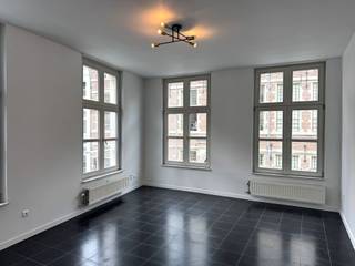 Cette magnifique maison est située en plein cœur de Malines. Agencement : depuis le hall d'entrée, vous accédez au premier étage, qui comprend une cuisine entièrement équipée, un salon, des toilettes, une cour et un deuxième débarras. Au deuxième étage, vous trouverez trois chambres spacieuses et une salle de bains.