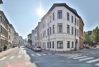 Lichtrijk, gerenoveerd éénslaapkamer appartement in de zuidrand van Antwerpen. Het appartement bevindt zich op gelijkvloers en bestaat o.a. uit...