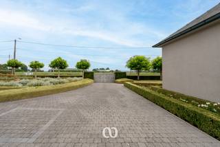 INSCRIVEZ-VOUS POUR LA PREMIÈRE JOURNÉE DE VISITE DU LUNDI 31 AOÛT VIA NOTRE SITE WEB!<br /><br />Êtes-vous à la recherche d'une villa magnifiquement entretenue sur un grand terrain de plus de 2 000 m² dans le village rural de Kaster, une section d'Anzegem? Trouvé!<br /><br />La chambre et la salle de bain au rez-de-chaussée, les espaces de vie spacieux et lumineux, le grand garage et l'impressionnant bâtiment annexe de plus de 100 m² ne sont que quelques-uns des nombreux atouts que nous trouvons ici!<br /><br />DISPOSITION:<br /><br />RDC:<br />Vous entrez dans la maison par le hall d'entrée spacieux avec toilettes invités. De là, vous avez accès au salon lumineux qui est relié à la cuisine. De plus, le rez-de-chaussée dispose d'une chambre spacieuse, d'une salle de bain, d'un espace bureau séparé et d'un débarras pratique. Il y a également un grand garage.<br /><br />1er étage:<br />Au premier étage, vous arrivez dans le palier. De là, vous avez accès à deux chambres et un grenier pratique.<br /><br />BÂTIMENT ANNEXE:<br />À côté de la maison se trouve un bâtiment annexe particulièrement spacieux de plus de 100 m². Cet espace supplémentaire offre de nombreuses possibilités et est idéal pour ceux qui ont besoin d'un grand espace de loisirs, de stockage ou de travail.<br /><br />Cette villa magnifiquement entretenue vous semble-t-elle intéressante? N'hésitez pas et contactez-nous dès aujourd'hui pour une visite!