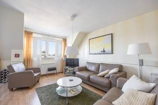 Op de bovenste verdieping van een verzorgde residentie in de Loodsenstraat te Oostende bevindt zich dit aangename en lichtrijke appartement. Dankzij de praktische indeling, het uitstekende wooncomfort en het ruime zonneterras van maar liefst 31 m² geniet u hier van een heerlijke buitenruimte met de nodige privacy.<br /><br /><strong>Indeling:</strong><br />Via de inkomhal met afzonderlijk gastentoilet betreedt u de gezellige leefruimte met open, volledig uitgeruste keuken. Verder beschikt het appartement over twee volwaardige slaapkamers, een badkamer met ligbad en lavabomeubel en een handige berging met aansluiting voor een wasmachine. Het ruime zonneterras vormt een absolute troef en biedt volop mogelijkheden om in alle rust van het buitenleven te genieten.<br /><br /><strong>Extra troeven:</strong><br />Ruim en zonnig terras van 31 m²<br />Gelegen op de bovenste verdieping, bereikbaar met lift<br />Energiezuinige inertieradiatoren met slimme bediening<br />PVC-ramen met dubbele beglazing<br />Gemeenschappelijke fietsenberging<br />Mogelijkheid tot aankoop van één of twee garageboxen achter de residentie (28.500 per box)<br /><br /><strong>Ligging:</strong><br />Het appartement bevindt zich in een aangename, residentiële omgeving met een goede bereikbaarheid naar het stadscentrum van Oostende. Ook het strand, winkels en andere voorzieningen bevinden zich op korte fietsafstand.<br />Een interessante opportuniteit voor wie op zoek is naar een comfortabele vaste woonst, een tweede verblijf aan de kust of een vastgoedinvestering.