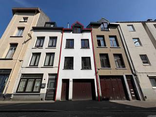 Bel-étage-woning met ruime garage + zonnig dakterrasOp zoek naar jouw eigen stek in de koekenstad? Deze woning heeft het allemaal! Het dak werd in...