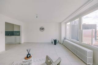 <p><span>Sint-Niklaas - Au centre de Sint-Niklaas, à quelques pas de la Regentieplein, vous trouverez cet appartement prêt à l'emploi dans la petite Residentie Tilia. Avec deux chambres à coucher et un emplacement central, cet appartement combine espace, confort et vie pratique au cœur de la ville. De plus, l'appartement a été rénové en 2025, ce qui vous permet d'emménager immédiatement sans aucun souci.</span></p><p><span>Quelques atouts en un coup d'œil :</span></p><p><span>- Surface habitable de 96 m² <br />- Résidence de petite taille avec seulement 3 appartements <br />- Faibles coûts communs sans syndic<br />- Rénovation en 2025 <br />- Nouvelle chaudière à condensation (2025) <br />- EPC C <br />- Terrasse orientée à l'est à l'arrière <br />- Possibilité d'achat d'un emplacement </span></p><p><span>Aménagement : hall d'entrée, espace de vie lumineux avec cuisine attenante, deux chambres à coucher, dont une spacieuse chambre principale et une deuxième pièce idéale comme bureau, dressing ou chambre d'amis, salle de bains et une agréable terrasse arrière accessible depuis la chambre à coucher.</span></p><p><span>Grâce à sa situation centrale, les magasins, les restaurants, les transports publics et le centre ville sont accessibles à pied.</span></p><p><span>En prime, possibilité d'acquérir un emplacement supplémentaire pour 15.000.</span></p><p><span>Vous êtes à la recherche d'un appartement soigné et prêt à l'emploi dans un emplacement de choix à Saint-Nicolas ? Contactez rapidement l'agence immobilière Axel Lenaerts pour une visite des lieux.</span></p><p><span>Prix indicatif : 220.000</span></p>