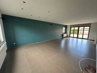 Zeer goed uitgeruste woning met garage en tuin!<br /><br />Deze ruime woning is volledig instapklaar en is voorzien van heel wat ingemaakte kasten.<br /><br />Ze beschikt op het gelijkvloers over een ruime inkomhal met ingemaakte kasten, woonkamer met veel lichtinval, goed uitgeruste keuken, wasplaats met alle aansluitingen en douche, 2 aparte toiletten en ruime technische berging. <br /><br />Op de eerste verdieping vinden we 3 zeer ruime slaapkamers en de badkamer met opnieuw douche en 3de toilet. Eén van de kamers is voorzien van een dressing met opnieuw ingemaakte kasten. Deze kamer heeft het genot van elektrisch te bedienen rolluiken. <br /><br />Verlichting, gordijnen en vliegenramen zijn grotendeels overal voorzien. <br /><br />Via de oprit aan de zijkant van de woning is er aansluiting naar de privé garage en ruim terras met tuin. <br /><br />De troeven:<br /><br />- Tuin<br />- Garage<br />- 3 ruime slaapkamers<br />- Instapklaar<br />- 2 badkamers<br /><br />Beschikbaar vanaf 01/11/2026 of in overleg vanaf 01/10/2026.<br /><br />Heb je interesse? Vraag uw bezoek aan via onze website https://www.immovl.be/te-huur/list en druk op de knop '<strong>IK WENS EEN BEZOEK</strong>'.