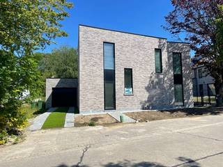Deze moderne nieuwbouw open bebouwing te Baardegem is te huur vanaf 1/11/2026 of 15/11/2026<br />Ga naar de website van de makelaar: makelaarshuys.be , klik op het pand te huur en schrijf u in voor de bezoekdag op maandag 12/10/2026 van 17:15 tot 18:15.<br /><br />Huurprijs 1500 €/maand <br />exclusief Egw+intenet<br /><br /> bouwjaar 2026, 150m² woonoppervlakte! 3 slaapkamers, tuin, terras 24m² en garage op een perceel van 309m²,<br /><br />Ontdek deze prachtige open bebouwing in het pittoreske Baardegem, perfect voor wie op zoek is naar een comfortabele en moderne woning. Deze nieuwbouw, met een bouwjaar van 2026, biedt alles wat u nodig heeft.<br /><br />De open indeling van de leefruimtes zorgt voor een lichte en uitnodigende sfeer, perfect om te ontspannen of gasten te ontvangen.<br />De ruime tuin is een waar paradijs voor liefhebbers van buitenleven. Geniet van zonnige dagen op het terras en creëer uw eigen groene oase. De garage biedt voldoende ruimte voor uw auto en extra opslag.<br />Deze woning beschikt over drie ruime slaapkamers, ideaal voor een gezin . De moderne badkamer is stijlvol ingericht en biedt alle gemakken. <br /><br />Gelegen in Baardegem, geniet u van de rust van het platteland, terwijl u toch dicht bij alle voorzieningen bent. Winkels, scholen en openbaar vervoer zijn gemakkelijk bereikbaar.<br /><br /> Schrijf u vandaag nog in voor een bezichtiging!<br />sofie@makelaarshuys.be of 0468 24 65 84