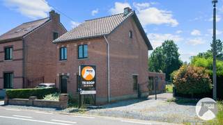 LUMMEN - Instapklare woning op 57a<br /><br />Heel centraal gelegen, op 4 km van de autostrade, vlakbij winkels, scholen,... en toch heeft deze woning achteraan een heel landelijk gevoel.<br /><br />De woning is instapklaar te noemen en heeft als grote voordeel dat er op vandaag geen renovatieverplichtingen (EPC D, 394 kWh) zijn en de elektriciteit conform is. <br /><br />Ruime leefruimte met eetplaats, recente keuken met plaats voor eethoek, berging voor was en droogkast, apart toilet en badkamer. <br />Op de eerste verdieping zijn er 2 ruime slaapkamers en op de zolderverdieping is er nog een ruime 3e kamer.<br /><br />Ruime parking vooraan voor 3 wagens. <br /><br />Aanpalend aan de woning is er nog een ruim terras, mooie tuin en weiland met schuilstallen, klaar om meteen in gebruik te nemen.<br />Dit weiland is tevens ook langs de zijkant te bereiken waardoor men niet langs de oprit van de woning hoeft te gaan. <br /><br />Bent u op zoek naar een woning waar paarden aan huis kunnen gehouden worden ? Contacteer ons vandaag nog voor een bezoek op 053/60.65.66.