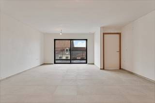 Uniek project in het centrum van Avelgem.<br />Appartement op de <strong><span>tweede verdieping met een woonoppervlakte van 81m² en een terras achteraan van 15m²</span></strong>.<br />Ruime en<span> <strong>lichtrijke woonkamer</strong></span>, 1 slaapkamer,<strong><span> keuken met alle voorzieningen</span></strong>, berging. Badkamer met lavabo en douche.<br />Gemeenschappelijke<span><strong> fietsenberging.</strong></span> Open staanplaats is optioneel aan te kopen.<br />Hieronder kunt u het grondplan bekijken. Prijzen excl. BTW , registratie en andere kosten.<br />Wenst u meer info, aarzel niet om <strong><u>Lode te contacteren op het nr 0479/748616</u></strong> !