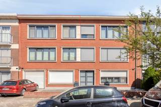 Indeling: <br />- inkomhal <br />- apart gastentoilet <br />- ruime leefruimte<br />- ingerichte keuken<br />- slaapkamer 1 (13 m²) <br />- slaapkamer 2 (8 m²) <br />- slaapkamer 3 (8 m²) <br />- badkamer met douche, lavabomeubel en aansluiting voor wasmachine<br />- kelder <br />- terras <br /><br />Achter het gebouw bevindt zich een garagebox die bij aan te kopen is voor €25.000. <br /><br />Troeven: <br />- rolluiken en screens <br />- vliegenramen <br />- gunstig EPC <br />- traplift <br />- garagebox <br />- 3 slaapkamers <br />- op wandelafstand van de Bist <br /><br />Bent u geïnteresseerd in dit appartement te koop in Wilrijk? Aarzel dan niet om contact met ons op te nemen. Wenst u uw eigendom ook te koop of te huur te stellen? We helpen u graag verder. Steeds tot uw dienst om u verder te helpen met al uw vragen over vastgoed! <br /><br /><br />Bestuursmaatregelen in het maatregelenregister: nee