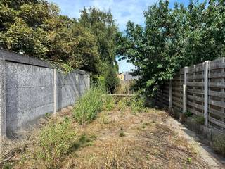 Gelegen op een grondoppervlakte van 299 m².Een unieke kans voor wie zelf de handen uit de mouwen wil steken of een eigen droomwoning wil bouwen!...