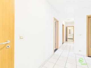 Te midden in Brustem vinden we dit instapklaar appartement op de gelijkvloerse verdieping van een goed onderhouden residentie. Betreden doen we in de...