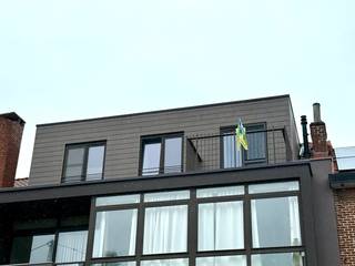 Het appartement beschikt over een inkomhal, een gezellige leefruimte met charmante sierschouw en een volledig uitgeruste keuken met praktische ontbijtbar.<br /><br />Verder is er een badkamer, een apart toilet, een praktische wasberging en twee comfortabele slaapkamers.<br /><br />Absolute troef zijn de twee terrassen!<br /><br />Huurprijs te vermeerderen met 20 EUR gemeenschappelijke kosten.<br /><em>Geen lift aanwezig in het gebouw.</em><br /><br />Beschikbaar 01/04/2026.<br /><br />Dit appartement wordt bemeubeld verhuurd.<br /><br /><strong>Bezoeken?</strong><br />U kan eenvoudig zelf een afspraak inplannen voor het eerste bezoekmoment op 24 februari via de website van ons kantoor.